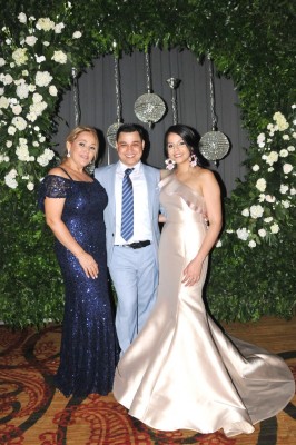 Los novios, Sandra Montero y Arnaldo Díaz junto a su madre, Idalia Romo
