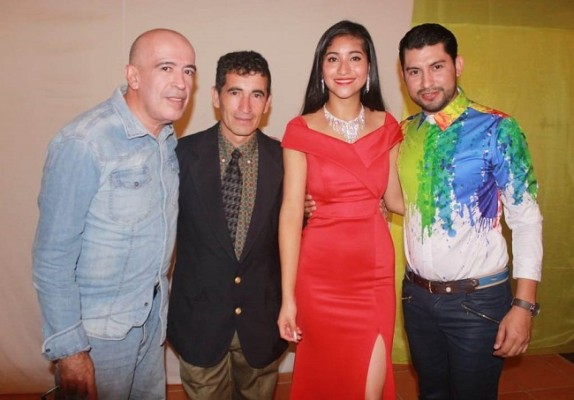 El director de Miss San Pedro Sula Leonel Caballero, el organizador del evento Oscar David, la Virreyna Gabriela Martínez y el diseñador copaneco Dennys Díaz.