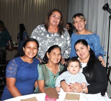 Marielena Ríos, Graciela Lara, Miureth Sorto, Sebastiana Paz, Lourdes de Sorto y la bebé Valeria Handal