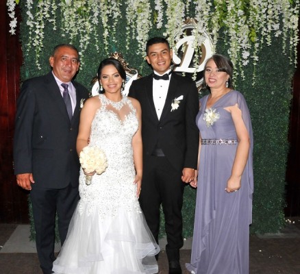 Mariely Amaya y Douglas Salinas con sus padrinos de boda, Javier Guzmán y Dina Padilla