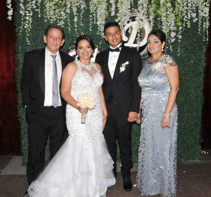 Mariely y Douglas junto a sus padres,Teresa Trochez Avelar y Douglas Salinas Puerto