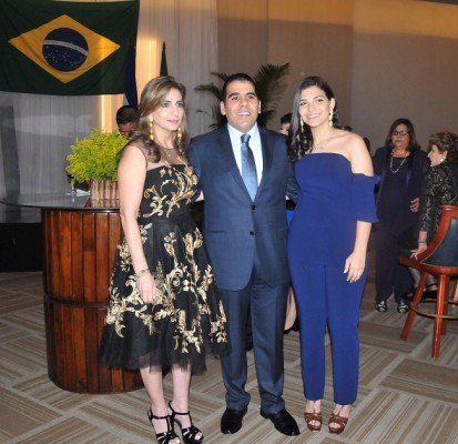 Mario Faraj y su esposa Leyla de Faraj, durante la elegante recepción para celebrar su nombramiento como cónsul honorario de Brazil