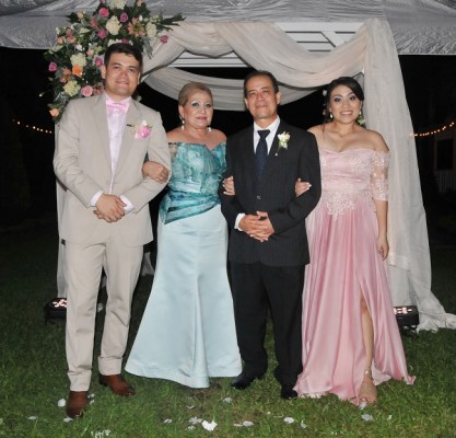 Mario Tróchez junto a sus padres, Antonia Mendoza, Mario Tróchez Mejía y la hermana del novio Jennifer Tróchez