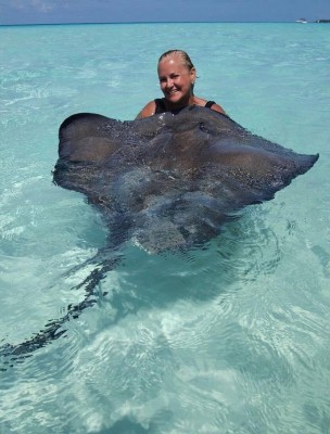 Martha Elisa Vargas con una Mantarraya