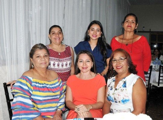 María Eugenia Renderos, Pamela Santos, Lilian Barrera, Ana Almendárez, Claudia Salmerón y Elba Paz