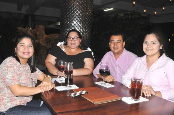 María Recarte, Frank Pereira, Jenny Mejía y Karla Pineda, celebrando en C-Bari
