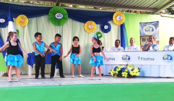 Participación artística de los alumnos con la canción en Inglés, baile Sopa de Caracol.