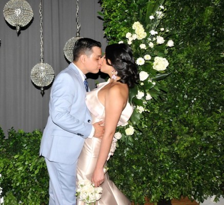 Sandra Montero y Arnaldo Díaz sellaron su amor con un romántico beso durante la noche de su enlace matrimonial.