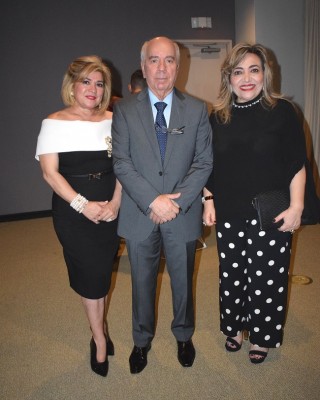 Suyapa y Mauricio Chiovelli junto a Dina Bulnes