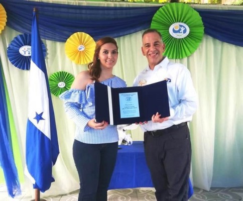 Teresa Caballero, directora en funciones del Centro de Excelencia Japón, entregó una placa de reconocimiento a Juan Carlos Atala, presidente de la Fundación Ficohsa.