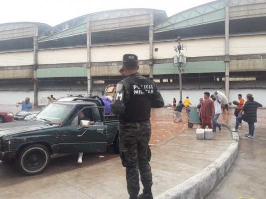 Evacúan a vendedores del Mercado La Isla en egucigalpa