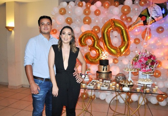 Antony Sauceda y su esposa Pamela Mejía Triminio en la celebración de su fiesta de cumpleaños
