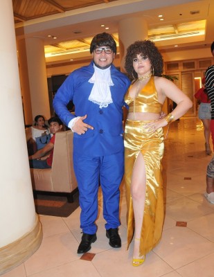 Austin Powers (Carlos Córdoba) y Foxy Cleopatra (Pearl Swasey)