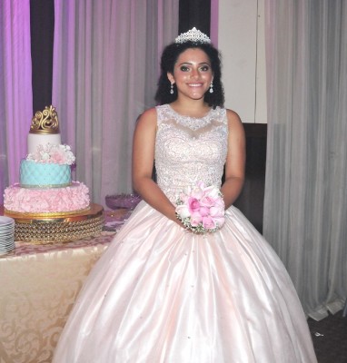 Brinly Michelle Gómez Enamorado celebró sus 15 primaveras con una fantástica fiesta en los amplios salones del Club.