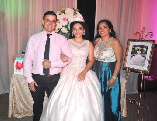 Brinly junto a su padrino, Alexis Rafael Natarén y su tía Karen Julissa Gómez