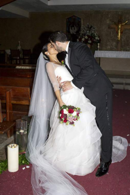 Carlos y Rozeana sellaron su promesa de amor con un romántico beso