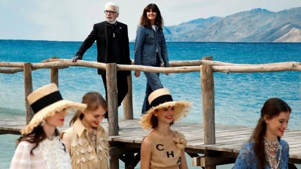 El diseñador alemán Karl Lagerfeld y su número dos, Virginie Viard, observan a las modelos con sus creaciones