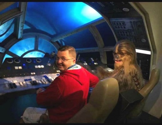 Como buen fans de Star Wars, Roberto Hollyday aprovechó la oportunidad para dar un paseíto interestelar con Chewbacca.