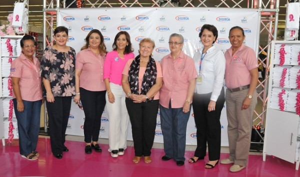 Miembros de la junta directiva y damas voluntarias de La Liga Contra el Cáncer junto a ejecutivos de DIUNSA.
