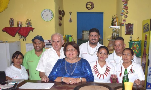 Doña Antonieta y don Mario Escobar junto al staff de Jalapeños en su 25 aniversario
