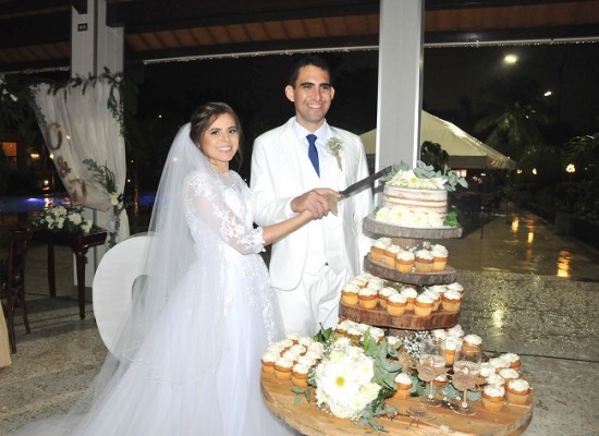 Daniela López y Orlando Ramírez compartieron su exquisito pastel de bodas elaborado especialmente para la ocasión por Nadia Canahuati de Signature Cakes.