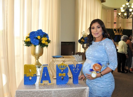 Delya Mathis de Banegas ¡regia! en su baby shower