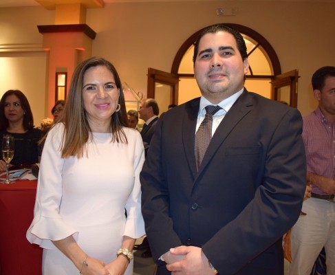 El galantísimo Guillermo Orellana con Denia Fernández de Flores Gómez, quien celebró su cumple el fin de semana pasado ¡Muchas felicidades Denia!