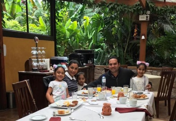 Joaquin Verdial y su familia difrutando las vacaiones en Antigua, Guatemala 