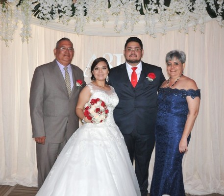 El padre del novio, Ivo Francisco Alvarado, Alejandra Ramírez, Franz Alvarado y su madre, Arlene Castellón