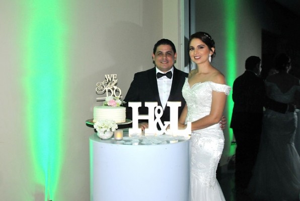Fue una íntima recepción en la que Héctor y Lilian compartieron su pastel de celebración con sus selectos invitados