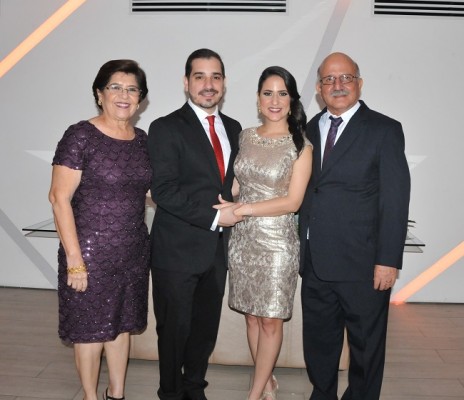 Giancarlo Rietti y Ruth Estévez Castellón junto a sus padres, Ruth Castellón y Eduardo Estévez