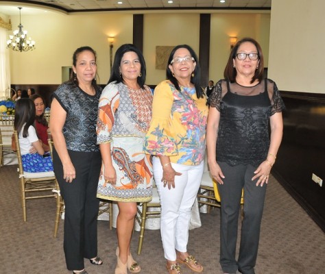 Gilda de Estévez, Aída Pineda, Aracely Castro y Nora de Carranza