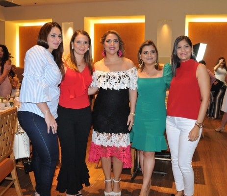 Giselle Azar, Susy Becker, Jocelyn Kattum, Patricia Carrillo y Carolina Canahuati
