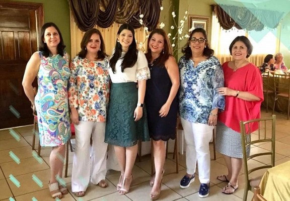 Gracia de Vasquez, Ileana de Soto, Lila Daniela Vasquez, Sulim Soto, Waldina Vallejo y Riva Romero, celebrando en Restaurante Lupita Mongie la despedida de soltera de Lila Daniela, quien contraerá nupcias en noviembre próximo con Guillermo Paredes.