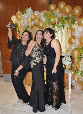 Iris Maradiaga, Yessenia Gonzáles Vallecillo y Elena Mejía fueron sorprendidas con esta "pic" de selfie celebrando los años dorados de la guapísima Yessenia ¡Que fiestón fue ese! 