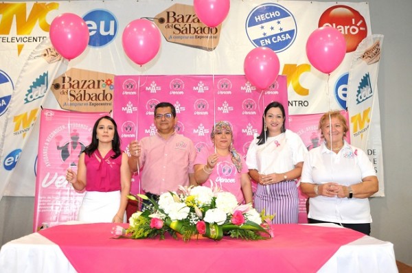 Joselyn Fuentes (Coordinadora de RSE de Molino Harinero Sula, Dr. Manuel Maldonado (Presidente de la Junta Directiva de la Liga Contra el Cáncer), Karina de Torres (empleada de MHS y sobreviviente de cáncer de mama), Gereen Egan (Directora de Gestión de Clientes MHS) y Gemma Racciatti (Presidenta del Comité de Damas Voluntarias Liga Contra el Cáncer)