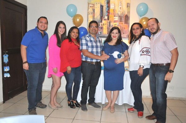 Karen Romero de Hernández y su esposo Aaron Hernández celebraron el pronto advenimiento de su bebé.