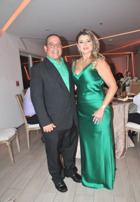 Karina Torres y el hermano de la novia, Gilberto Estévez