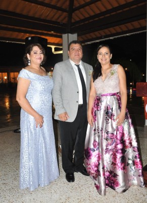 La madre del novio, Gloria Zulema Figueroa, junto al padre de la novia, Anibal López y Ángela Orellana, tía de la protagonista de la boda.
