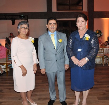 La madre del novio, María Teresa Quiroz, junto a los padres de la novia, Martín Lara y Rosy Perdomo