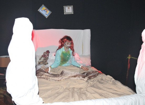 La niña Regan MacNeil de “El Exorcista” parecía darles la bienvenida a todos en la Halloween Party 2018