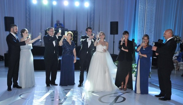 Las familias Vicente y Reynaud brindaron por la felicidad de los novios junto a los selectos invitados.