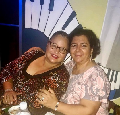 Lilian Kawas estuvo muy festejada por su cumpleaños, aquí con su amiga Sayda Diaz
