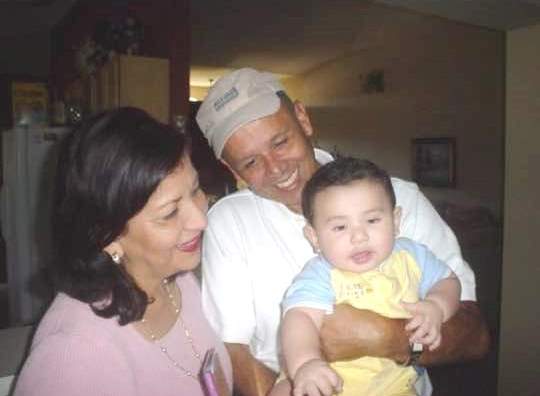 Lizeth y Edgardo Reinaud con su nieto