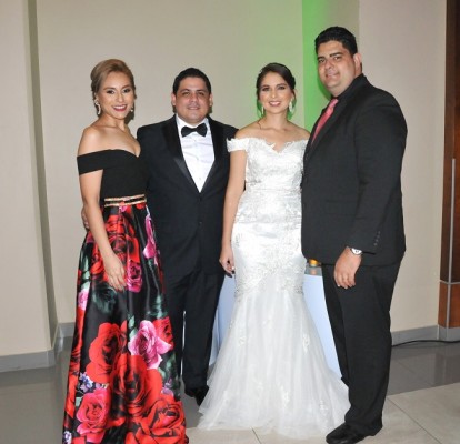 Los novios junto a los padrinos de boda, Gabriela Zacapa y Ricardo Naranjo.