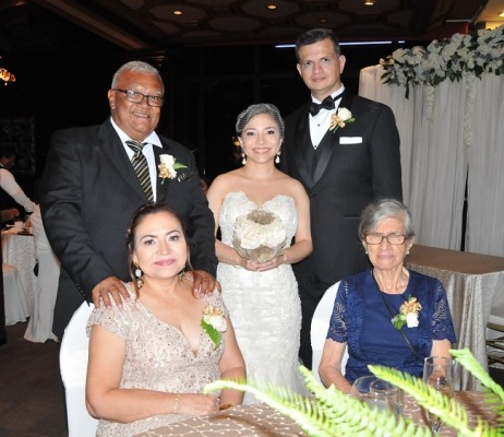 Los padres de la novia, Heriberto Cruz Osorto y Flor Mireya Reyes Osorio, Flor Cruz, Lucas Cueva y su madre, doña Yolanda Viuda de Cueva