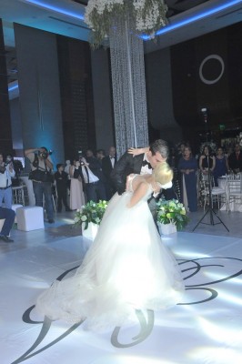 Los recien casados iluminaron con su gran amor y complicidad la pista de baile al compartir su primer vals