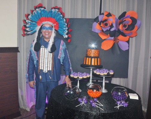 Luciendo un colorido atuendo de indio apache, Sergio Navarro compartió con sus más íntimas amistades su pastel de cumpleaños