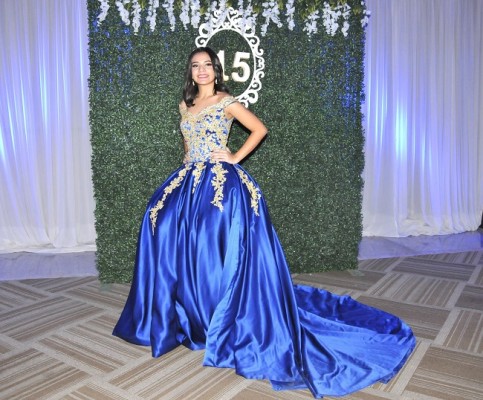Mareth Fernanda Cruz Ortega con su look principesco en azul royal ¡divina!
