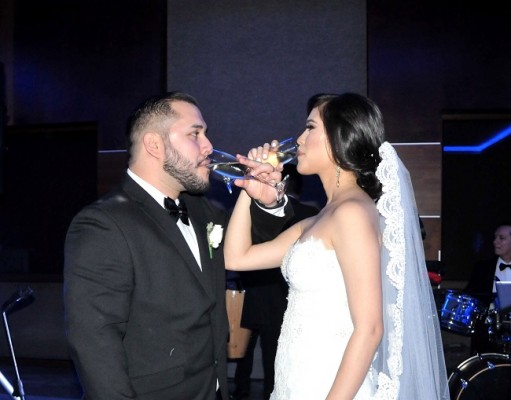 Mario y Myriam brindaron por su eterno amor en su noche de bodas